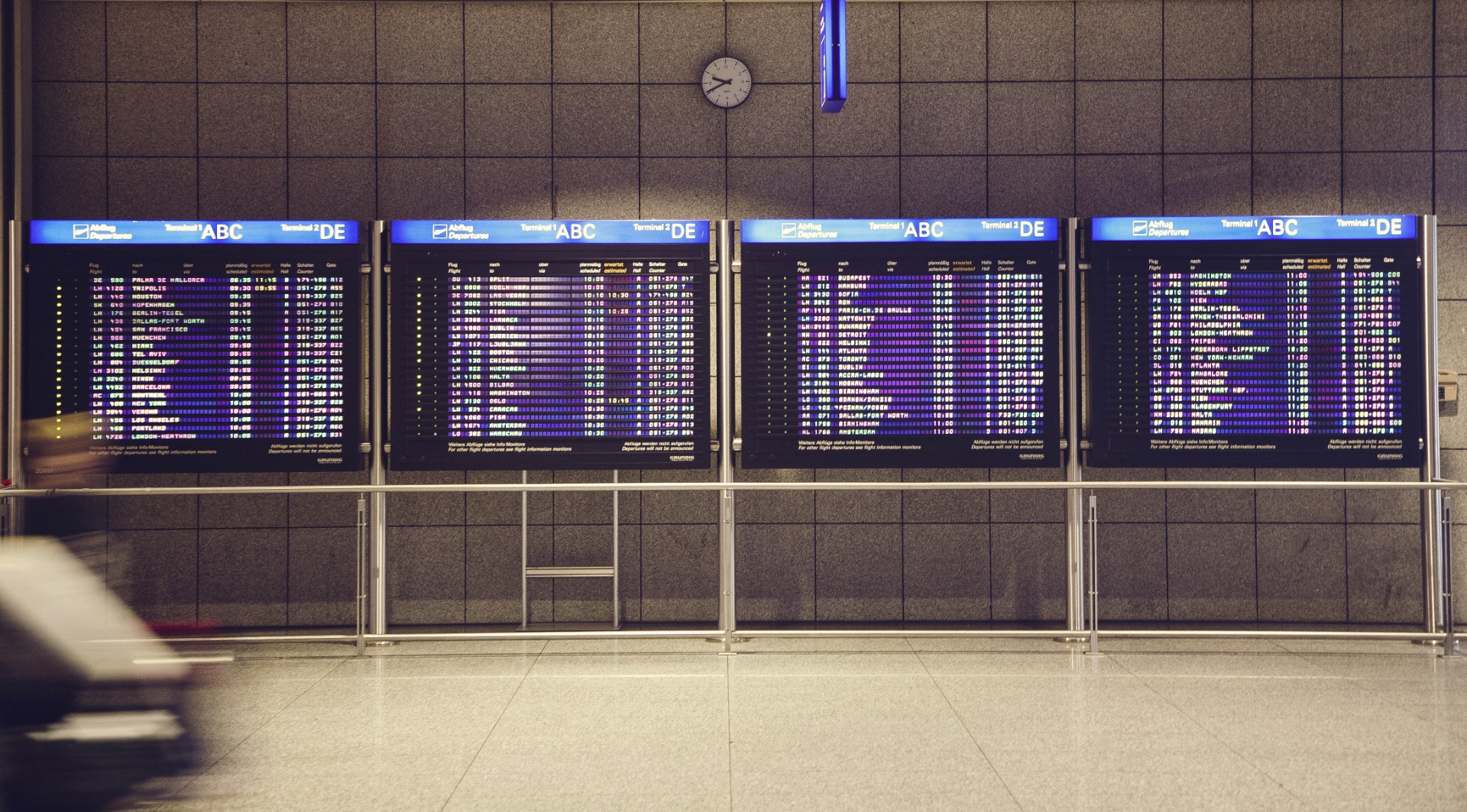 click here to see - all the departures at the Luanda airport in real time.
