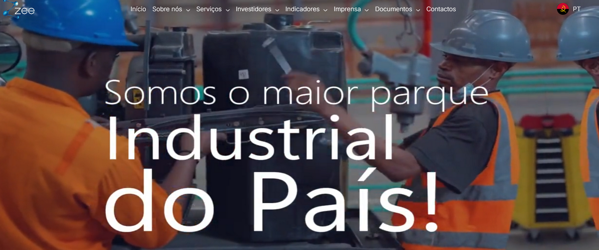 Trabalhadores de capacete e colete laranja operam máquinas em fábrica, com texto “Somos o maior para que industrial do País”.