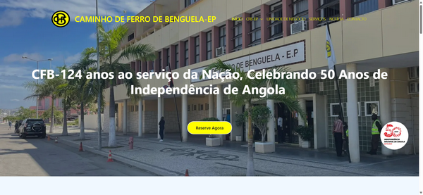 Prédio institucional em Benguela com bandeira, pessoas na entrada e cones na calçada, céu ensolarado.