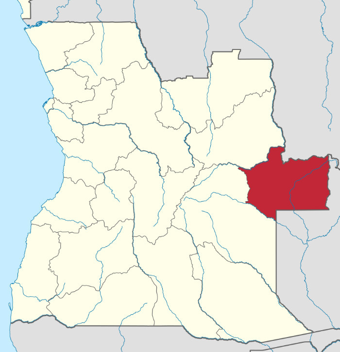 Moxico Leste  Mapa ANGOLA com região em destaque vermelho, fronteiras e rios em azul sobre fundo claro.